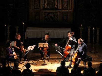 El grupo brit&aacute;nico Fretwork interpreta las &#039;Variaciones Goldberg&#039; en en la iglesia del Carmen de Jaca, Huesca. 