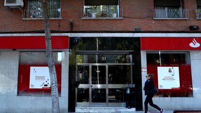 Entrada do edifício na rua José del Hierro, 51, em Madri, onde o cadáver mumificado de uma moradora foi encontrado nesta semana.