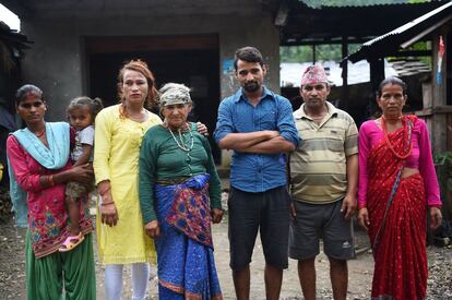 Monika Shahi Nath (tercera por la izquierda) posa con Laxmi Giri Nath (izquierda) Cla primera mujer de su marido Ramesh Nath Yogi (tercero por la derecha)C que sostiene en sus brazos al hijo ms joven de la pareja, Nabin Nath. En la imagen tambin aparecen los suegros de Ramesh (derecha) y la abuela de Laxmi.