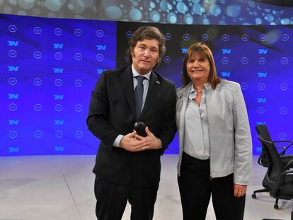 El candidato presidencial Javier Milei y la excandidata Patricia Bullrich posan durante su participación en el programa 'A Dos Voces', el jueves en Buenos Aires.