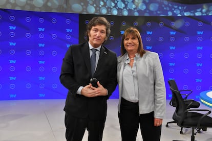 El candidato presidencial Javier Milei y la excandidata Patricia Bullrich posan durante su participación en el programa 'A Dos Voces', el jueves en Buenos Aires.