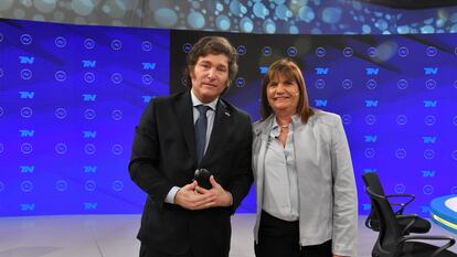 El candidato presidencial Javier Milei y la excandidata Patricia Bullrich posan durante su participación en el programa 'A Dos Voces', el jueves en Buenos Aires.