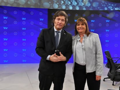 El candidato presidencial Javier Milei y la excandidata Patricia Bullrich posan durante su participación en el programa 'A Dos Voces', el jueves en Buenos Aires.