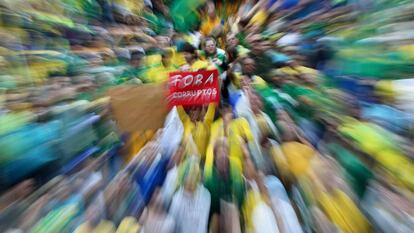 Manifestantes protestam contra o Governo Dilma em Curitiba no dia 13 de março.