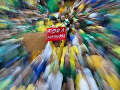 Manifestantes protestam contra o Governo Dilma em Curitiba no dia 13 de março.