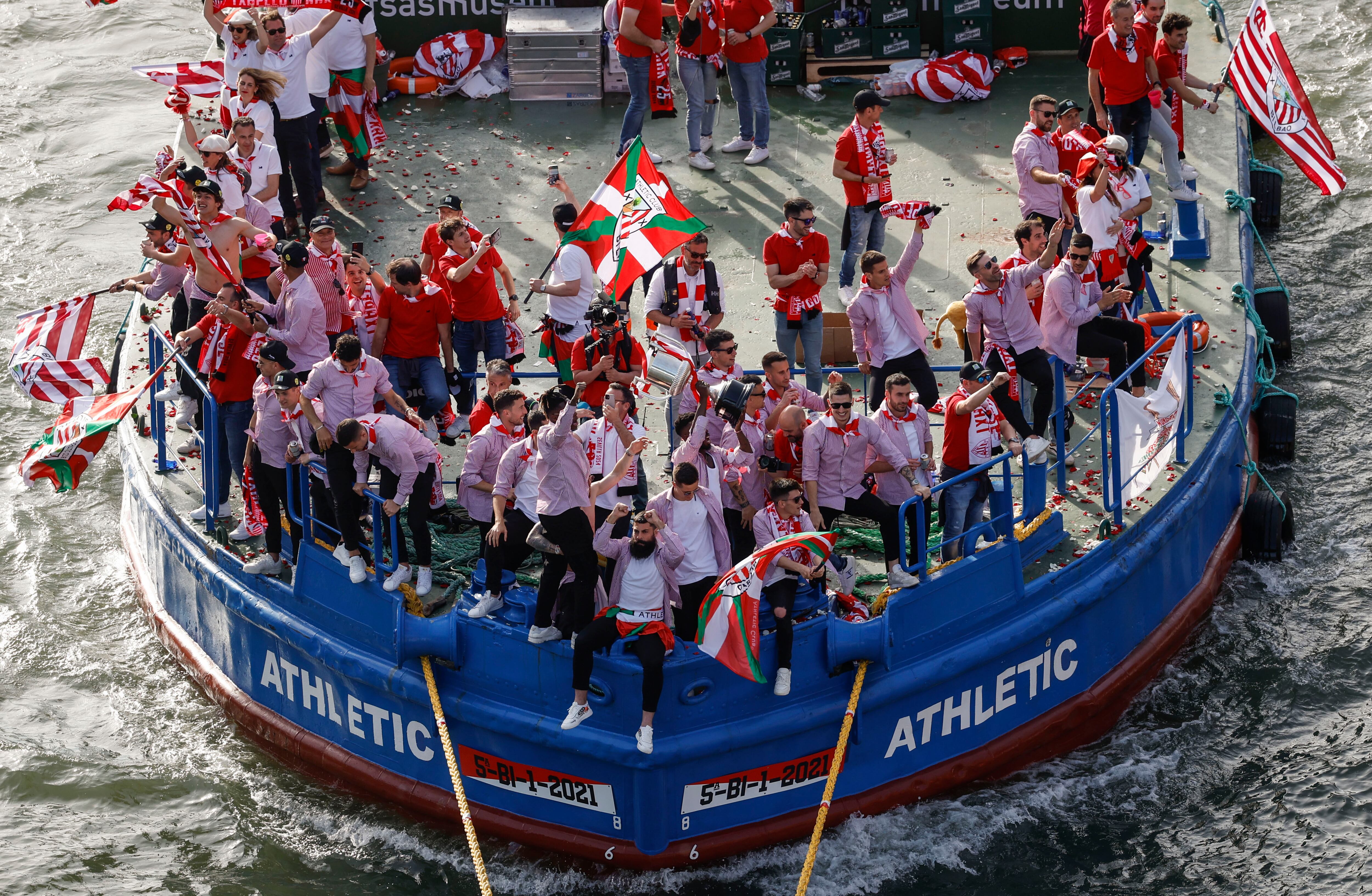 La gabarra con el equipo rojiblanco, durante los festejos.