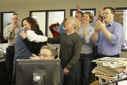 La redacción de Milwakee Journal Sentinel celebra el premio Pulitzer por su serie de reportajes sobre la frontera de la medicina en los casos de enfermedades raras.