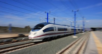 Un tren de alta velocidad a su paso por Antequera (M&aacute;laga). 