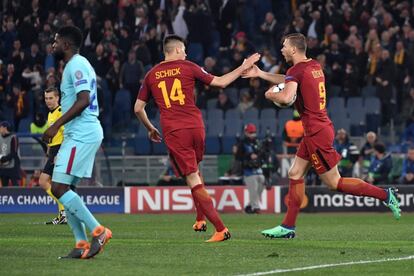 Edin Dzeko (d) choca los cinco con su compañero, Patrik Schick (c) tras marcar el primer gol de la Roma frente al Barcelona.