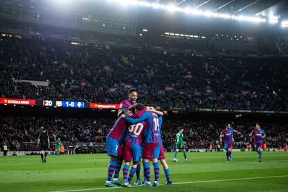 Los jugadores del Barcelona celebran uno de los goles de Ferran Torres, este domingo en el Camp Nou.