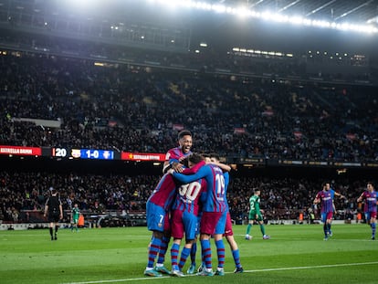 Los jugadores del Barcelona celebran uno de los goles de Ferran Torres, este domingo en el Camp Nou.