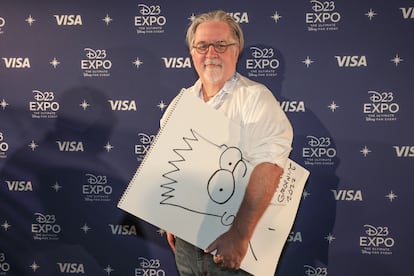 Matt Groening, con un dibujo del personaje de Bart Simpson, en la convención D23 de Disney, en 2022.