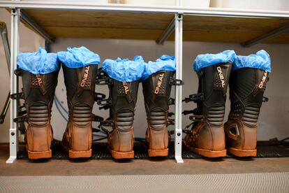 Las botas que utilizarán los voluntarios en la misión CHAPEA para sus salidas a la zona exterior 