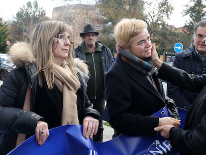 El arzobispo Luis Argüello, tras ser elegido Presidente de la Conferencia Episcopal, habla con una víctima de abusos que protestaban a las puertas de la sede de los obispos, en Madrid, este martes.