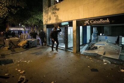 El escaparate de una oficina bancaria en la plaza del Diamant ha sido destrozado por los manifestantes.