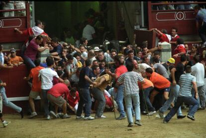 Llegada masiva a la plaza de toros de Leganés tras un encierro de las fiestas patronales.