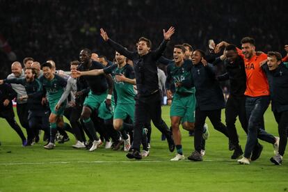 Mauricio Pochettino, entrenador del Tottenham Hotspur, celebra con sus jugadores el pase a la final de la Champions que le enfrentará al Liverpool.