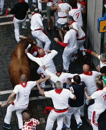 Toro de la ganadería de Cebada Gago, que han protagonizado un encierro muy peligroso, con al menos cinco heridos por asta, pasa por la curva de Mercaderes durante el segundo encierro de los Sanfermines de 2016.