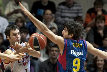 Ricky Rubio trata de cortar un pase de San Emeterio en el duelo entre el Caja Laboral y el Barça.