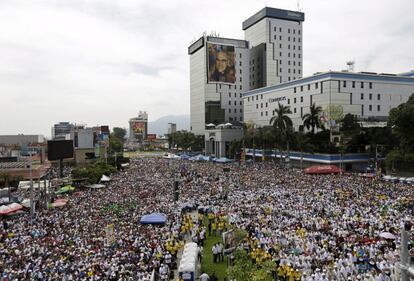 Panor&aacute;mica de la plaza San Salvador del Mundo, donde transcurre la ceremonia de beatificaci&oacute;n de monse&ntilde;or Romero. 