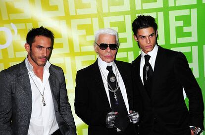 Sebastien Jondeau, Karl Lagerfeld y el modelo Baptiste Giabiconi, en un desfile en París en 2009.