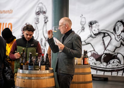 Ambiente distendido y cercano en la feria alternativa ‘Simplesmente Vinho’. Uno de los grandes alicientes es poder charlar de tú a tú con los productores.