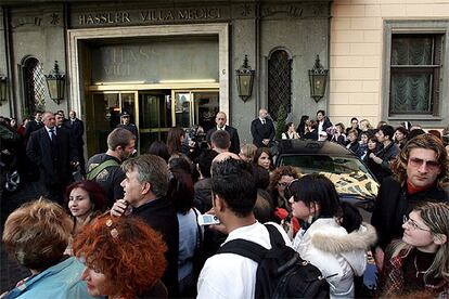Seguidores del actor Tom Cruise frente a la entrada del hotel Hassler en Roma donde el actor se aloja con su prometida, la también actriz Katie Holmes