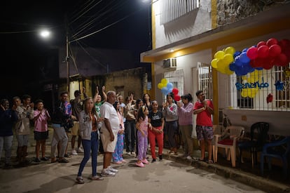 Familiares de Ysqueibel Peñaloza celebran su llegada tras permanecer detenido en El Salvador.