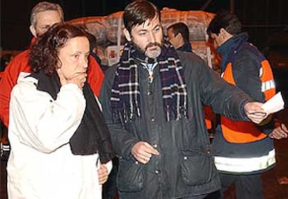 La ministra Palacio observa el material de ayuda a los damnificados en la base aerea de Torrejón de Ardoz.
