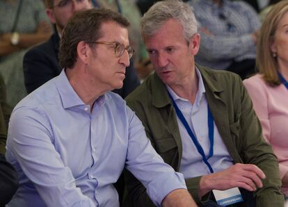 Alberto Núñez Feijóo y Alfonso Rueda, futuro presidente de la Xunta de Galicia, el sábado durante un acto del PP en Pontevedra.