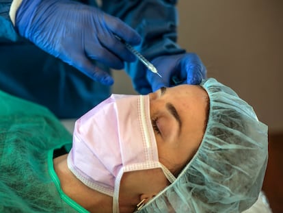 Una mujer, durante un tratamiento de bótox.