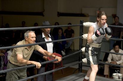 Clint Eastwood interpreta a un hombre adusto y sin más amigos que Scrap, el personaje de Morgan Freeman, que vive recluido en el gimnasio que regenta, incapaz de desvincularse del todo del boxeo. Por allí aparece Maggie, Hilary Swank, que a base de testarudez consigue que Eastwood deje a un lado sus reticencias a entrenar mujeres. Un drama en el que Clint Eastwood enseñó lo mejor de sí mismo tras la cámara.