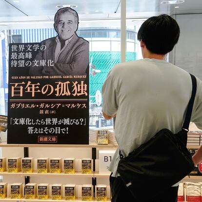 Tokyo (Japan), 26/06/2024.- A visitor looks at the first paperback edition in Japanese of 'One Hundred Years of Solitude', by Colombian author Gabriel Garcia Marquez, at the Kinokuniya bookstore in Tokyo, Japan, 26 June 2024. The first paperback edition in Japanese of 'One Hundred Years of Solitude', by Colombian author Gabriel Garcia Marquez, arrived in the Japanese bookstores on 26 June, showcasing the growing interest in Latin American literature and this book in the Asian country. (Japón, Tokio) EFE/EPA/KIMIMASA MAYAMA