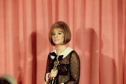 Barbra Streisand con el Oscar y el diseño de Arnold Scaasi para la ocasión.