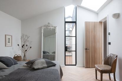 La habitación está decorada con muebles vintage procedentes de un anticuario de Londres. La ropa de cama y los cojines son de la firma catalana Teixidors.