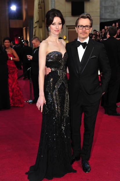 Gary Oldman, con un elegante esmoquin diseño de Paul Smith, posa con su mujer Alexandra Edenborough.