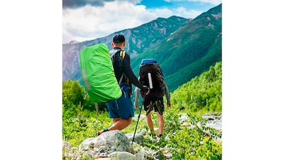 Funda para mochila sobre fondo blanco.