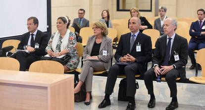 Manuel S&aacute;nchez Ortega (segundo por la izq.), junto al resto de la exc&uacute;pula de Abengoa, en el juicio de la Audiencia Nacional.