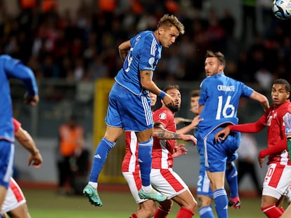 Con este cabezazo Mateo Retegui hizo el primer gol de Italia ante Malta (0-2) el pasado domingo.