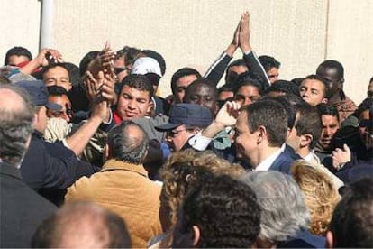 El presidente del Gobierno, José Luis Rodríguez Zapatero, durante su visita al Centro de Estancia Temporal de Inmigrantes (CETI) de Melilla.