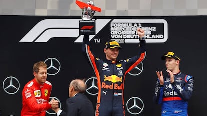 El ganador del GP de Alemania, Max Verstappen, junto a Sebastian Vettel (i) y Daniil Kvyat (d).
