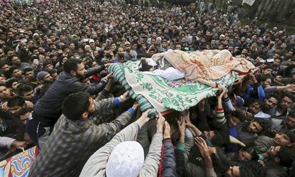 Cachemires musulmanes llevan en volandas el cadáver del militante del grupo islámico Hizbula Muyaidín Afaqullah Bhat durante su funeral en la población de Kareemabad, a unos 30 kilómetros al sur de Srinagar, capital estival de la Cachemira india.