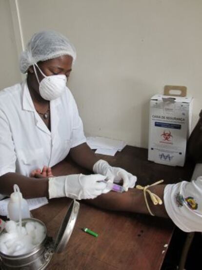 Enfermera del ministerio de salud tomando prueba de sangre para un test de carga viral.