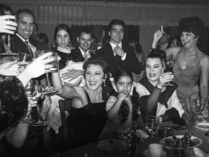 Los Perón, los Flores, la duquesa de Alba, Tita Cervera, Frank Sinatra, Ernest Hemingway... fueron personajes que marcaron una época y ahora completan el reparto de  Arde Madrid , la serie de Paco León