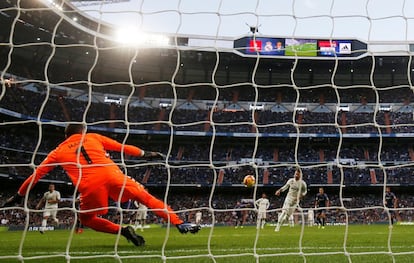 Sergio Ramos marca el segundo gol de penalti.
