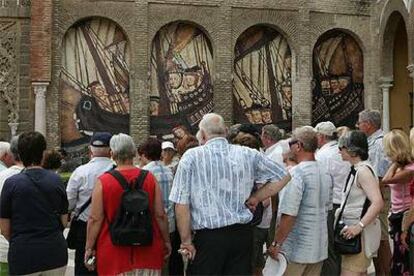 Un aspecto de la entrada de la exposición dedicada a Ibn Jaldún, con un mural que evoca el siglo XIV, ayer en Sevilla.