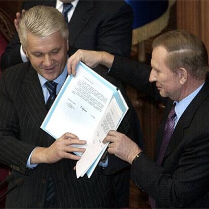 El presidente de Ucrania, Leonid Kuchma (derecha), y el jefe del Parlamento, Vladímir Litvín, con el texto firmado ayer.