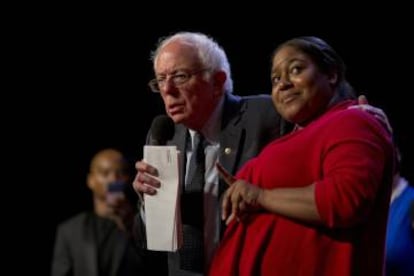 Bernie Sandersen un acto de campaña con Erica Garner en Harlem