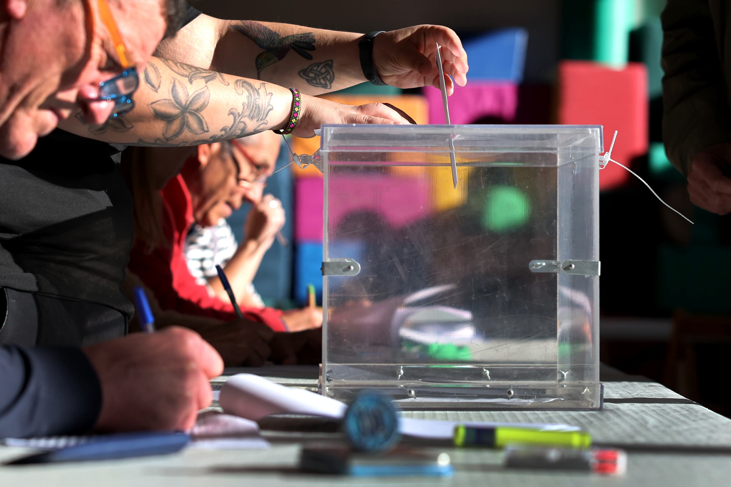 Miembros de una mesa electoral este domingo en el colegio público de Otxandio, en Bizkaia.