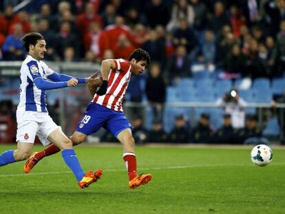 Diego Costa dispara con la izquierda ante Colotto para marcar el gol del Atl&eacute;tico